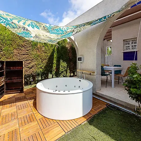 Elegant With Jacuzzi Holiday home