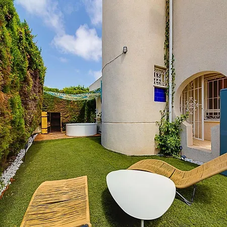 Elegant With Jacuzzi Holiday home *